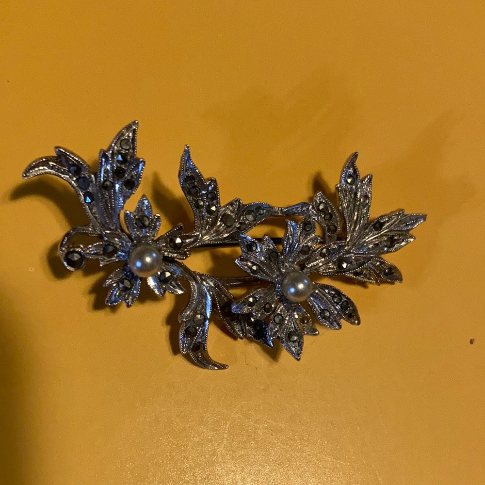 Beautiful pearl and Crystal leaves Brooch pin.